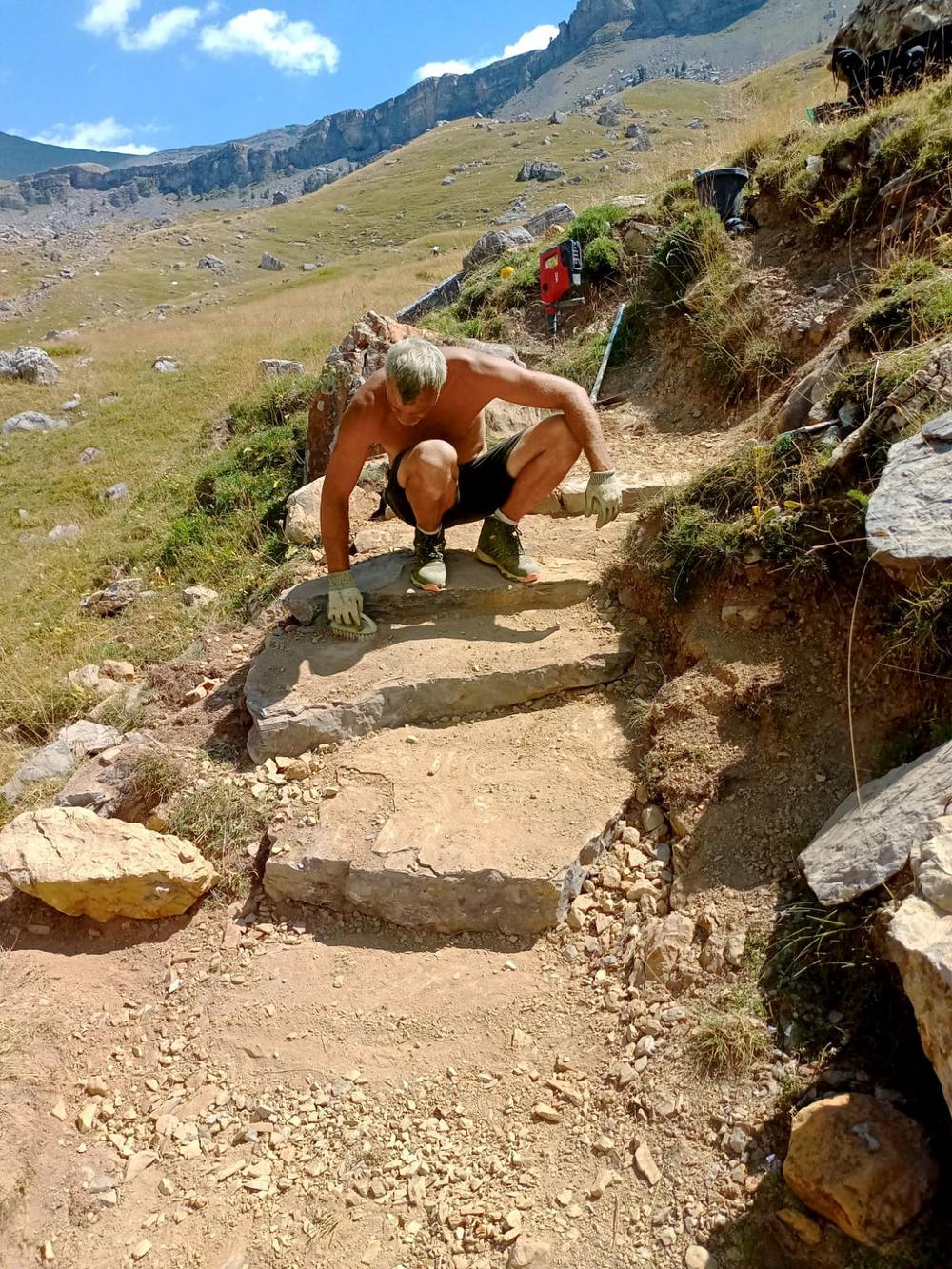 Emmarchement et calade en pierre sèche