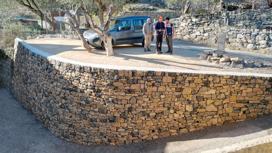 Mur de soutènement de parking en voile béton courbe et pierre de pays