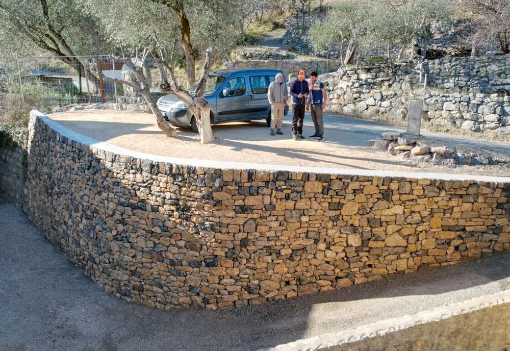 Mur de soutènement courbe en pierre pour un parking, Ilonse