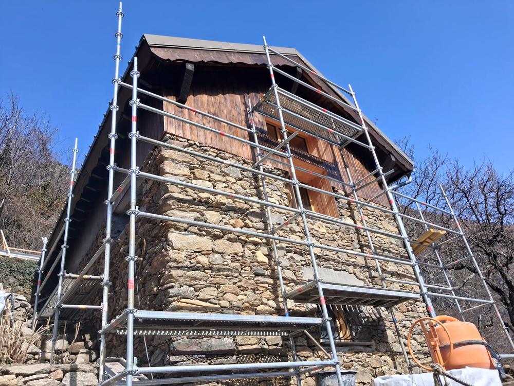 Reconstruction complète d'un bâtiment après incendie à Isola