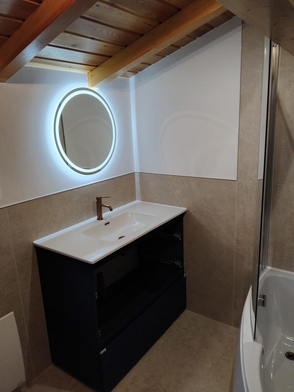 Salle de bain — vasque, mobilier, miroir