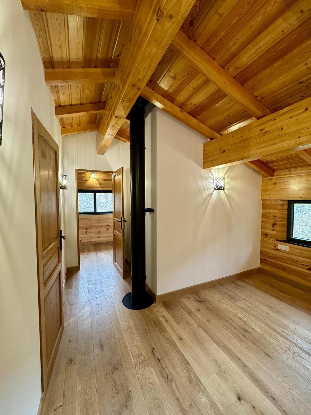 Chambre rénovée — parquet, cloisons, menuiseries