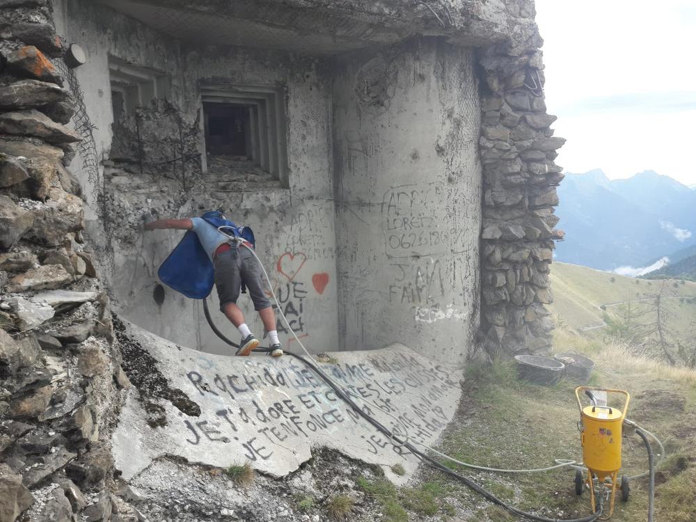 Effacement de graffitis, massif de l'Authion